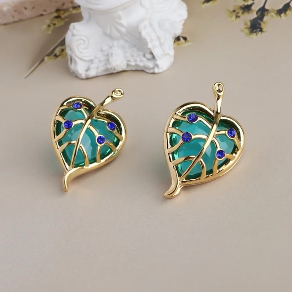 ◾️18k Gold Plated Vintage Leaf Earrings - Picture 3 of 4